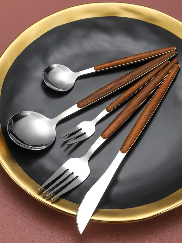 Key Considerations When Wholesaling Dinnerware Sets-1.webp Key Considerations When Wholesaling Dinnerware Sets-1
